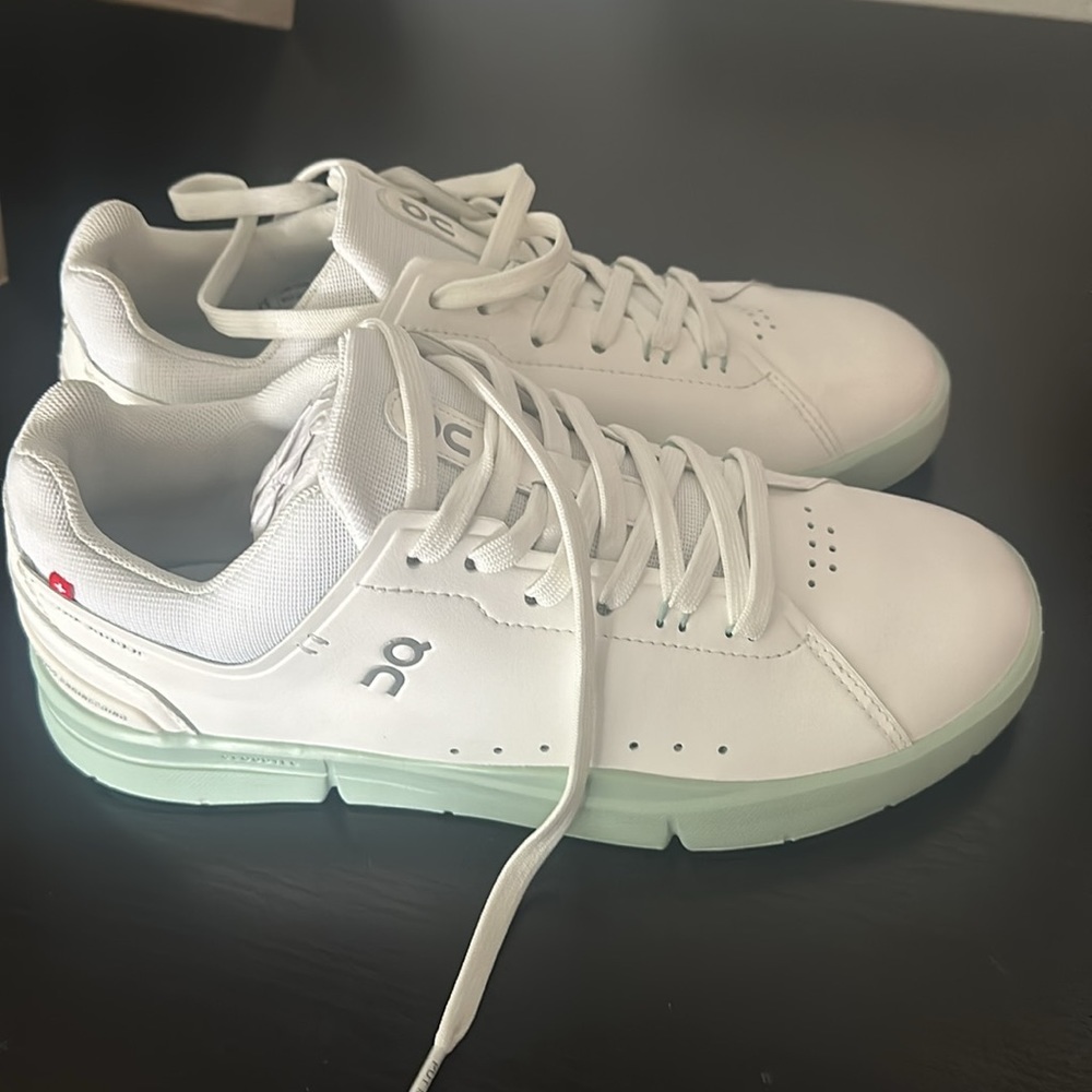 ON CLOUD RUNNING The Roger Advantage sneaker - BRAND NEW WITH BOX